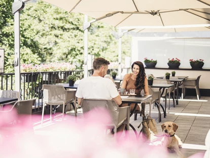 Hundehotel - Ladis - Pause auf der Sonnenterrasse - Hotel Johanna mitten im Ötztal