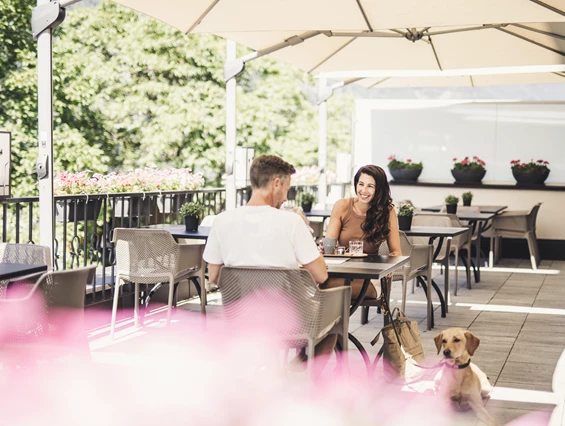 Urlaub-mit-Hund: Pause auf der Sonnenterrasse - Hotel Johanna mitten im Ötztal - Essen | Trinken