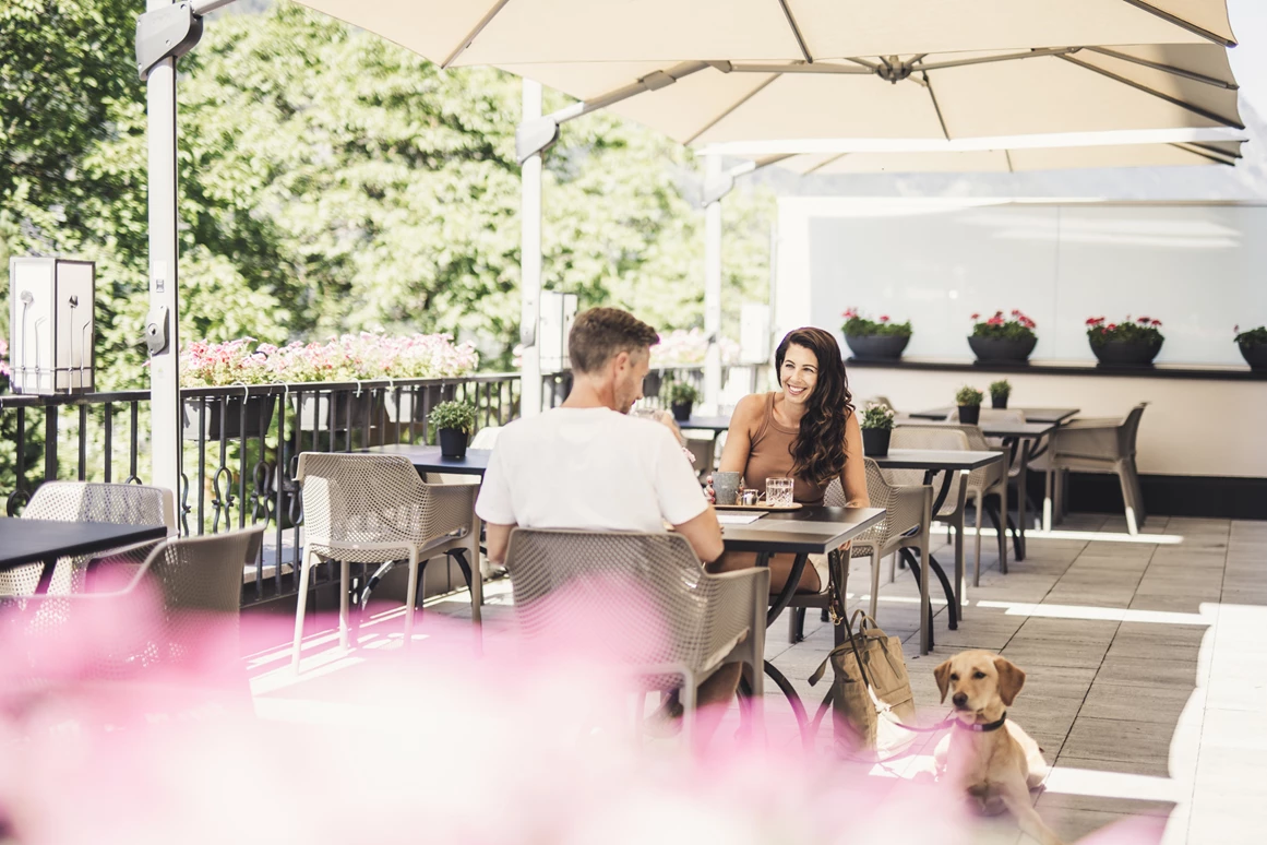 Urlaub-mit-Hund: Pause auf der Sonnenterrasse - Hotel Johanna mitten im Ötztal - Essen | Trinken