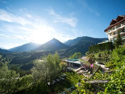 Hundehotel - Feldthurns - Swimminpool - DAS FINKENNEST "Panorama Familyhotel & SPA"