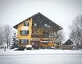 Ferienhaus mit Hund: Unsere Alpenlodge AUSseeZEIT ist auch im Winter schön - Alpenlodge AUSseeZEIT 