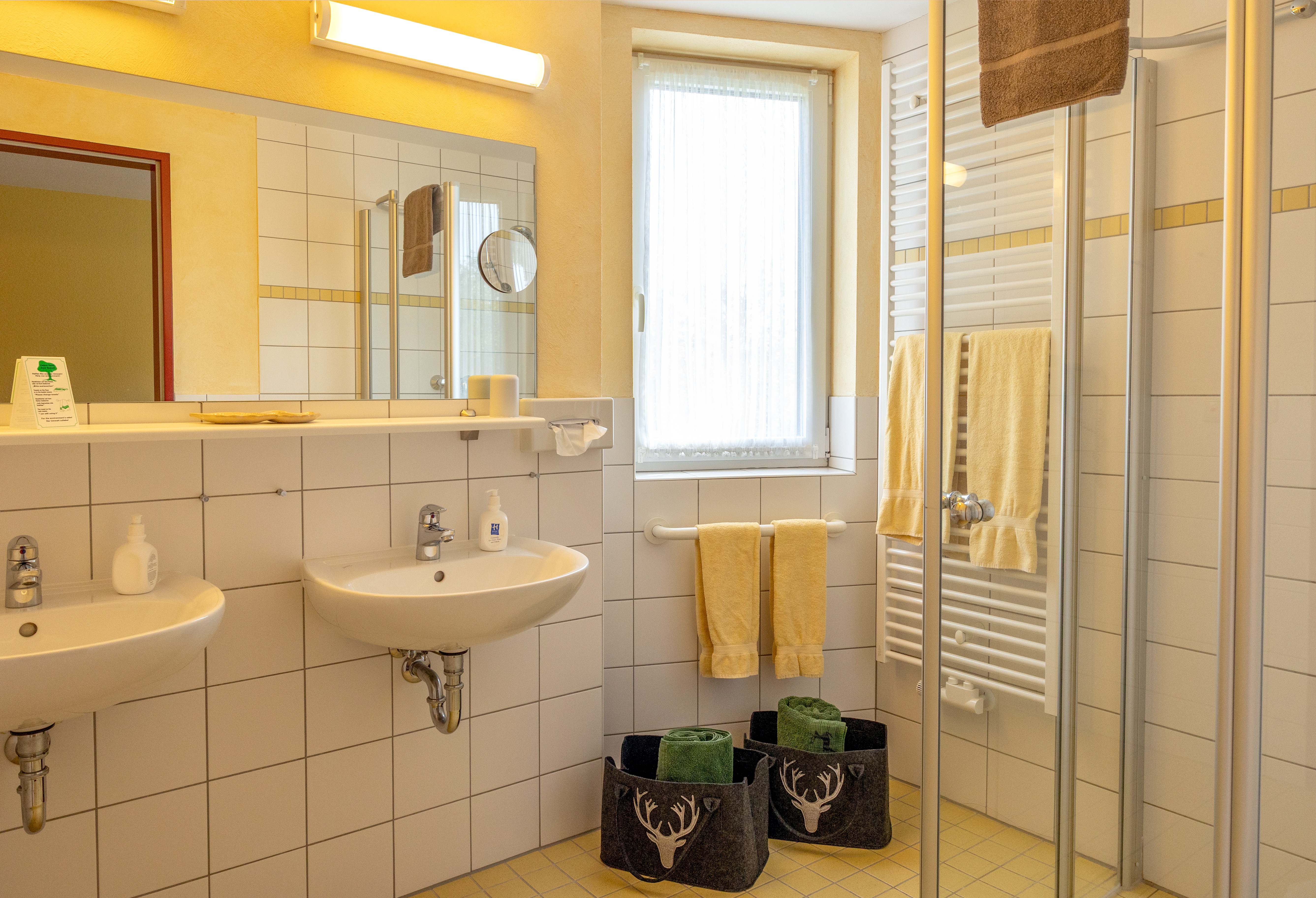 Urlaub-mit-Hund: Badezimmer des Hotels Waldhaus am See in Willingen  - Waldhaus am See