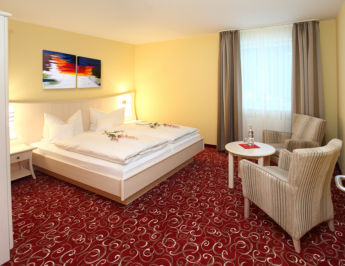 Urlaub-mit-Hund: Schlafzimmer der Suite  - Waldhaus am See