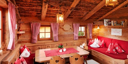 Hundehotel - Tauplitz - Wohn/Essraum mit Divan
voll ausgestattete Küche
offener Kamin
Balkon mit Panoramablick - Almdorf Flachau