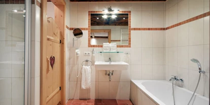 Hundehotel - Tauplitz - Badezimmer mit Badewanne/Dusche/WC - Almdorf Flachau