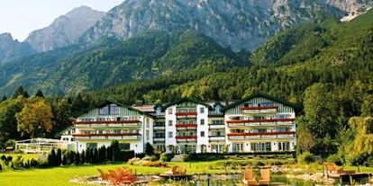 Hundehotel - Pools: Schwimmteich - Genießen Sie die herrliche Ruhe und die einmalige Lage: Gehen Sie bei Sonnenaufgang in unserem Garten spazieren, werden Sie eins mit der Natur und Ihre Sinne werden neu erwachen.  - Alpenhotel Speckbacher Hof GmbH