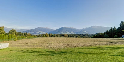 Hundehotel - Pools: Schwimmteich - Der großzügig angelegte Außenbereich des Hotels mit Wiese und Wald bietet ausreichend Platz zum Spielen, Toben und Üben. - Alpenhotel Speckbacher Hof GmbH