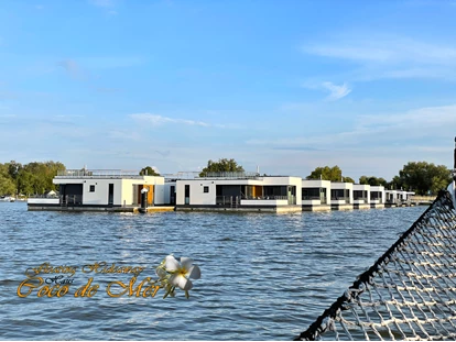 Hundehotel - Schwerpunkt: Städtetrips - Fischland - Das Bernstein-Resort vom Wasser aus - the Bernstein-Resort from water - Coco de Mer