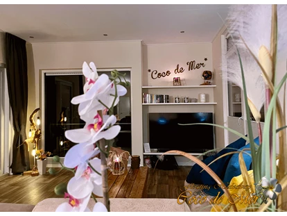 Hundehotel - Schwerpunkt: Städtetrips - Fischland - Salon mit 65"-TV und BT-Soundbar - salon with 65"-TV-set and BT-soundbar - Coco de Mer