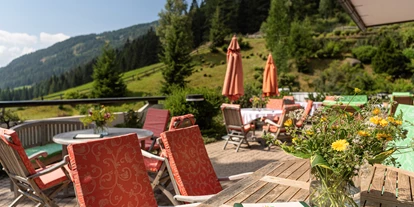 Hundehotel - Doggies: 3 Doggies - Unsere Sonnenterrasse im Sommer
 - Hotel St. Oswald