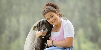 Hundehotel - Doggies: 3 Doggies - Ihre Gastgeberin Frau Scheriau mit Leni
 - Hotel St. Oswald