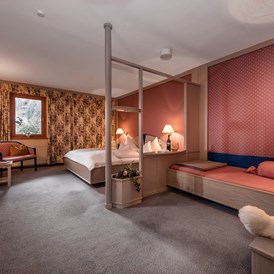 Urlaub-mit-Hund: Schlafzimmer Grande Suite superieur Sterntaler mit 3 Betten - Hotel St. Oswald