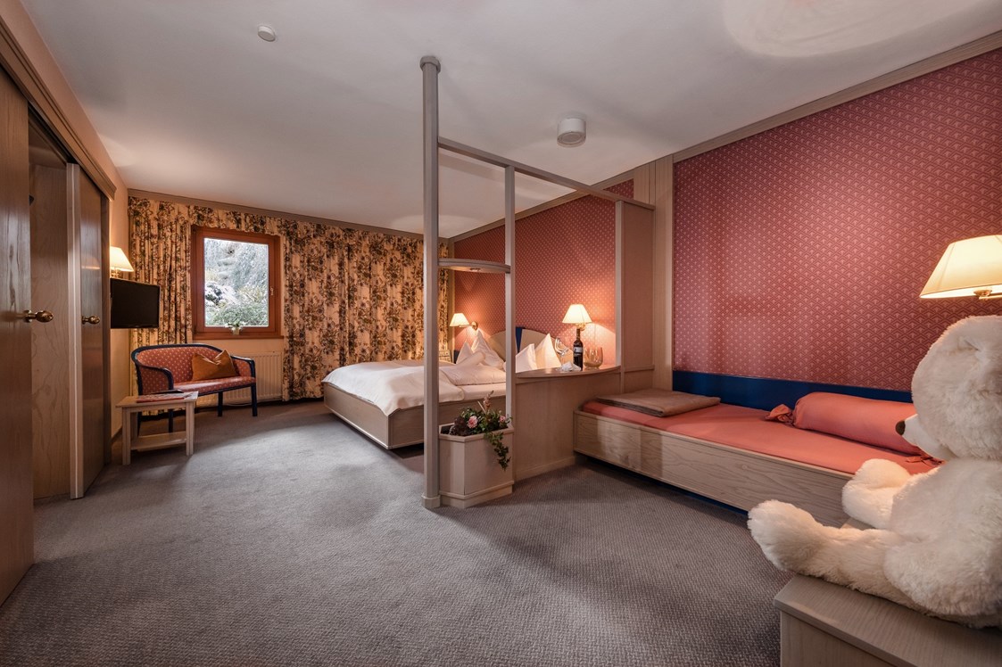 Urlaub-mit-Hund: Schlafzimmer Grande Suite superieur Sterntaler mit 3 Betten - Hotel St. Oswald