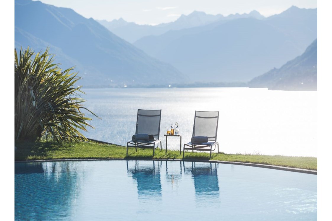 Urlaub-mit-Hund: Aussicht vom Pool über den Lago Maggiore - Parkhotel Brenscino Brissago
