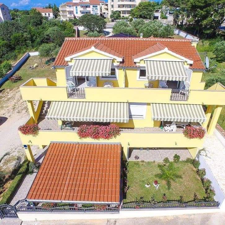 Hundehotel - Parkplatz - Šibenik - antonio šarić