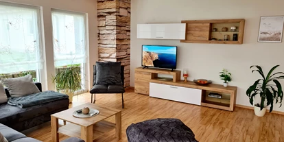 Hundehotel - Grill - Erkrath - Wohnzimmer mit Terrasse und Garten, Gartenblick  - Monteur- und Ferienwohnung Gästehaus Rhein-Main Ferienwohnung