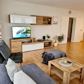 Ferienhaus mit Hund: Wohnzimmer mit Terrasse und Garten, Gartenblick  - Monteur- und Ferienwohnung Gästehaus Rhein-Main Ferienwohnung