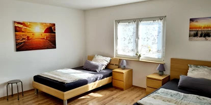 Hundehotel - Grill - Erkrath - Schlafzimmer im Erdgeschoss mit 2 Betten 140x200cm und TV mit Netflix - Monteur- und Ferienwohnung Gästehaus Rhein-Main Ferienwohnung