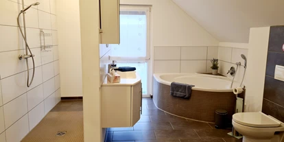 Hundehotel - Grill - Erkrath - Badezimmer im Obergeschoss - Monteur- und Ferienwohnung Gästehaus Rhein-Main Ferienwohnung