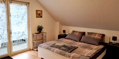 Hundehotel - Grill - Erkrath - Schlafzimmer Obergeschoss mit Balkon, TV mit Netflix  (Doppelbett 180x200cm oder 2 Einzelbetten 90x200cm) - Monteur- und Ferienwohnung Gästehaus Rhein-Main Ferienwohnung