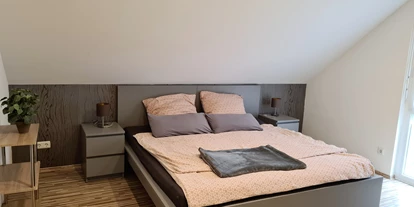 Hundehotel - Grill - Erkrath - Schlafzimmer Obergeschoss mit Ankleidezimmer, TV mit Netflix  (Doppelbett 180x200cm oder 2 Einzelbetten 90x200cm) - Monteur- und Ferienwohnung Gästehaus Rhein-Main Ferienwohnung