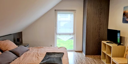 Hundehotel - Grill - Erkrath - Schlafzimmer Obergeschoss mit Ankleidezimmer, TV mit Netflix  (Doppelbett 180x200cm oder 2 Einzelbetten 90x200cm) - Monteur- und Ferienwohnung Gästehaus Rhein-Main Ferienwohnung