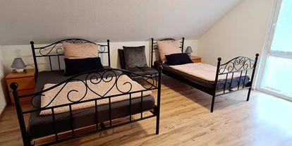 Hundehotel - Grill - Erkrath - Schlafzimmer Obergeschoss mit 140x200cm Bett und 100x200cm Bett, TV mit Netflix - Monteur- und Ferienwohnung Gästehaus Rhein-Main Ferienwohnung