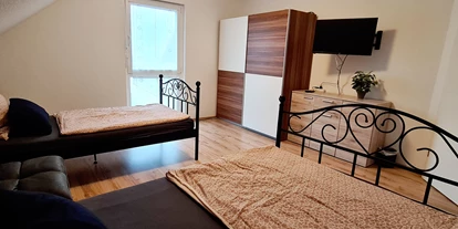 Hundehotel - Grill - Erkrath - Schlafzimmer Obergeschoss mit 140x200cm Bett und 100x200cm Bett, TV mit Netflix - Monteur- und Ferienwohnung Gästehaus Rhein-Main Ferienwohnung