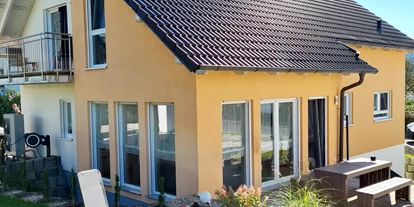 Hundehotel - Grill - Erkrath - Außenansicht mit Terrasse  - Monteur- und Ferienwohnung Gästehaus Rhein-Main Ferienwohnung