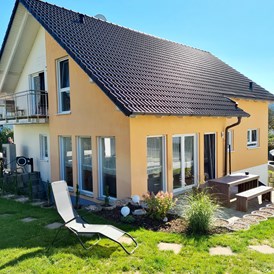 Ferienhaus mit Hund: Außenansicht mit Terrasse  - Monteur- und Ferienwohnung Gästehaus Rhein-Main Ferienwohnung