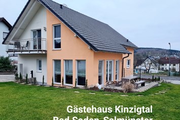 Ferienhaus mit Hund: Aussenansicht mit Terrasse und Garten  - Monteur- und Ferienwohnung Gästehaus Rhein-Main Ferienwohnung
