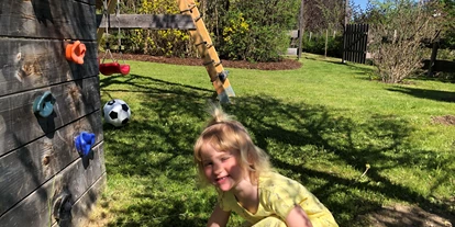 Hundehotel - in einer Ferienanlage/Wohnanlage - Großarl - Garten Spielturm mit Sandkiste - Appartement Mama