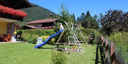 Hundehotel - Tauplitz - Appartement Kachelofenzauber-Garten komplett eingezäunt -  Sandkiste - Spielturm - Sandkiste - Griller - Feuerschale - Appartement Mama