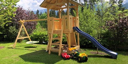 Hundehotel - Tauplitz - Gartenbereich Appartement Kachelofenzauber im Erdgeschoss, eingezäunter Gartenbereich, Spielturm, Liegen, Griller, Sandkiste - Appartement Mama