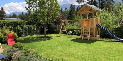Hundehotel - Tauplitz - Gartenbereich Appartement Kachelofenzauber im Erdgeschoss, eingezäunter Gartenbereich, Spielturm, Liegen, Griller - Appartement Mama