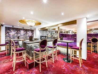 Hundehotel - Doggies: 3 Doggies - Hotelbar Zeitlos im Vierjahreszeiten - Hotel Vierjahreszeiten