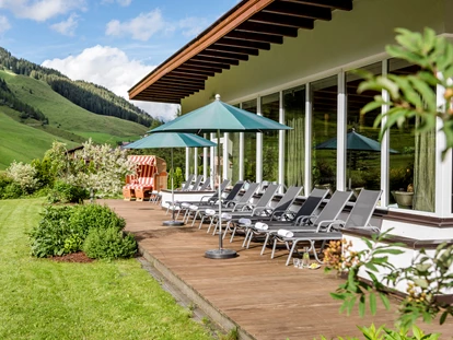 Hundehotel - Doggies: 3 Doggies - Liegewiese im Vierjahreszeiten - Hotel Vierjahreszeiten