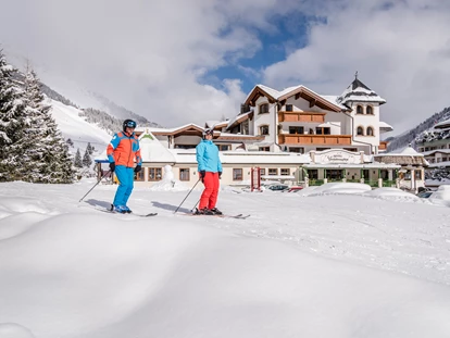 Hundehotel - Doggies: 3 Doggies - Hundehotel im Zillertal mit Gassi Runden und Wanderwegen direkt vom Hotel aus, direkt an der Piste - Hotel Vierjahreszeiten