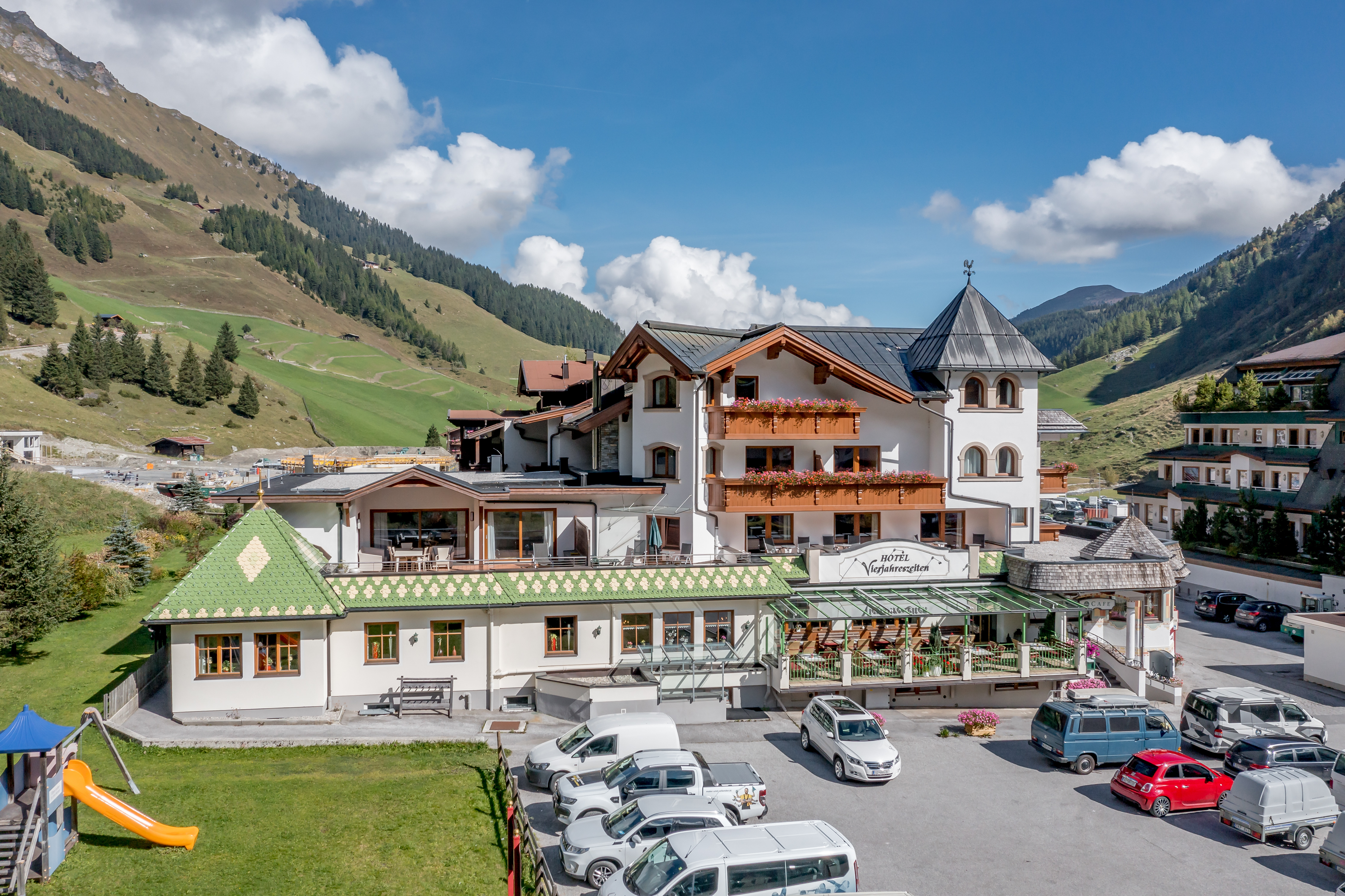 Urlaub-mit-Hund: Hundehotel im Zillertal mit Gassi Runden und Wanderwegen direkt vom Hotel aus - Hotel Vierjahreszeiten Hintertux - Haus | Umgebung, Urlaub mit Hund