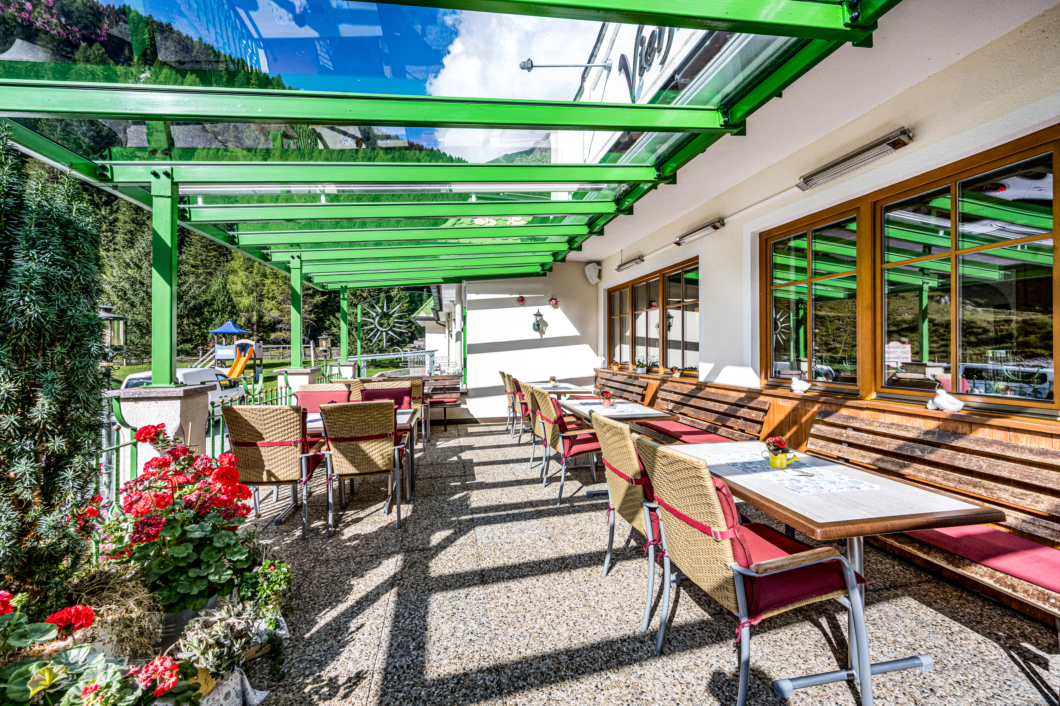 Urlaub-mit-Hund: Terrasse im Vierjahreszeiten - Hotel Vierjahreszeiten Hintertux - Essen | Trinken