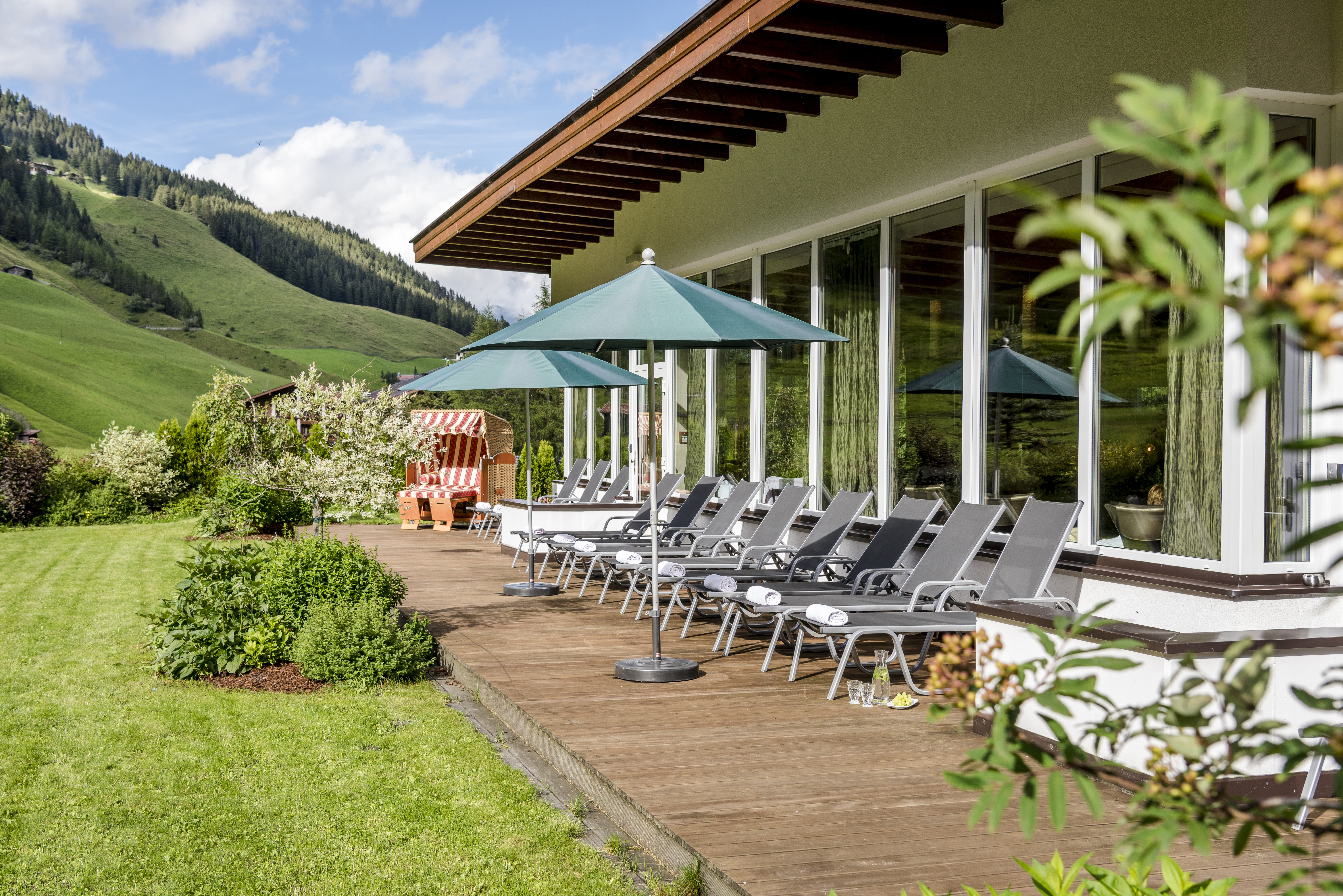 Urlaub-mit-Hund: Liegewiese im Vierjahreszeiten - Hotel Vierjahreszeiten Hintertux - Haus | Umgebung