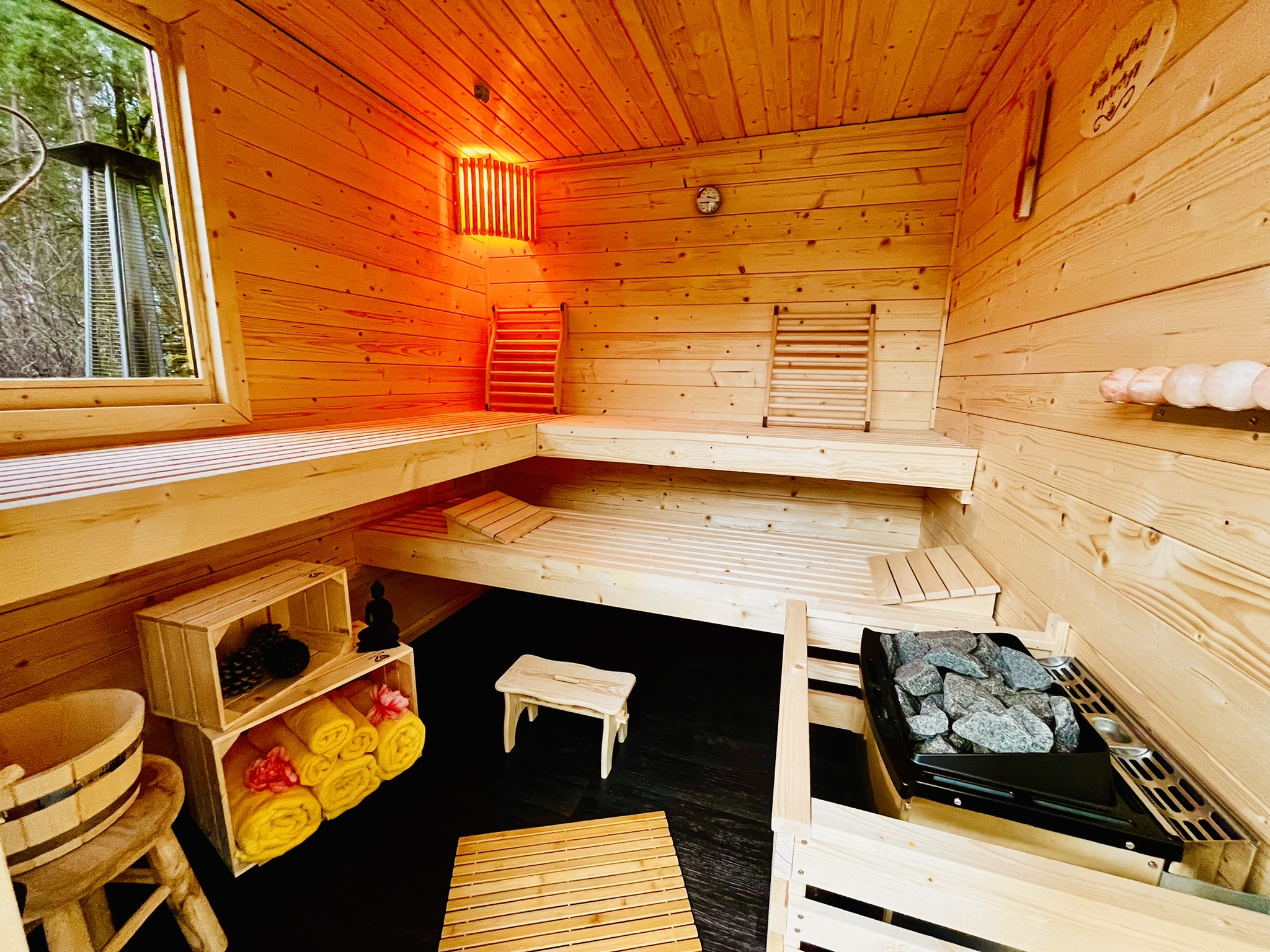 Ferienhaus mit Hund: so schön kann Saunieren sein -  Ferienhaus Bergheide Garden