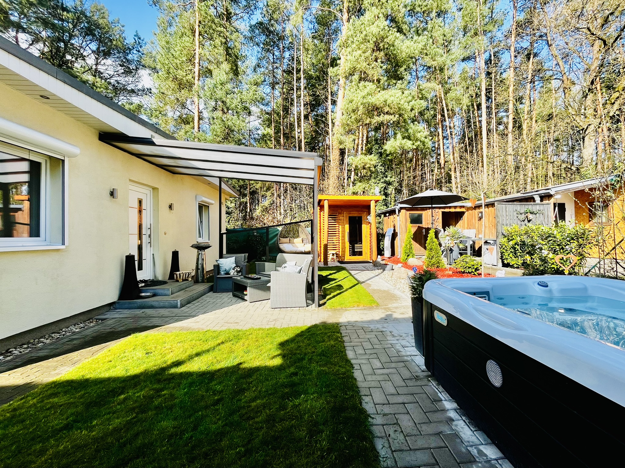 Hundehotel - Brandenburg - Wellness-Garten mit Waldsauna & Whirlpool
www.bergheide15.de -  Ferienhaus Bergheide Garden