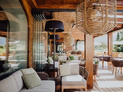 Hundehotel - Tauplitz - Die Sonnenterrasse mit Ihrem Hund bei einem kühlen Drink oder Glas Wein genießen - Hotel Gut Weissenhof ****S