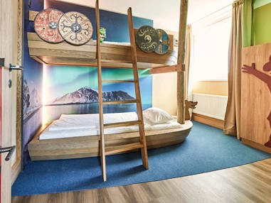 Urlaub-mit-Hund: Wikingerstockbett aus der Familiensuite - Ostseehotel Midgard