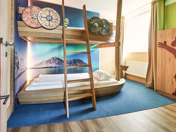 Urlaub-mit-Hund: Wikingerstockbett aus der Familiensuite - Ostseehotel Midgard