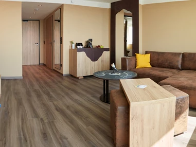 Urlaub-mit-Hund: Wohnzimmer aus der Familiensuite - Ostseehotel Midgard