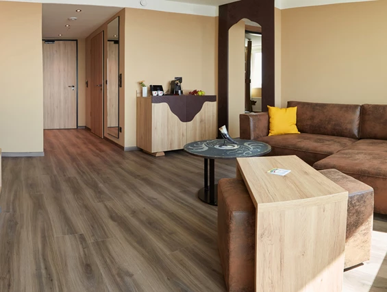 Urlaub-mit-Hund: Wohnzimmer aus der Familiensuite - Ostseehotel Midgard