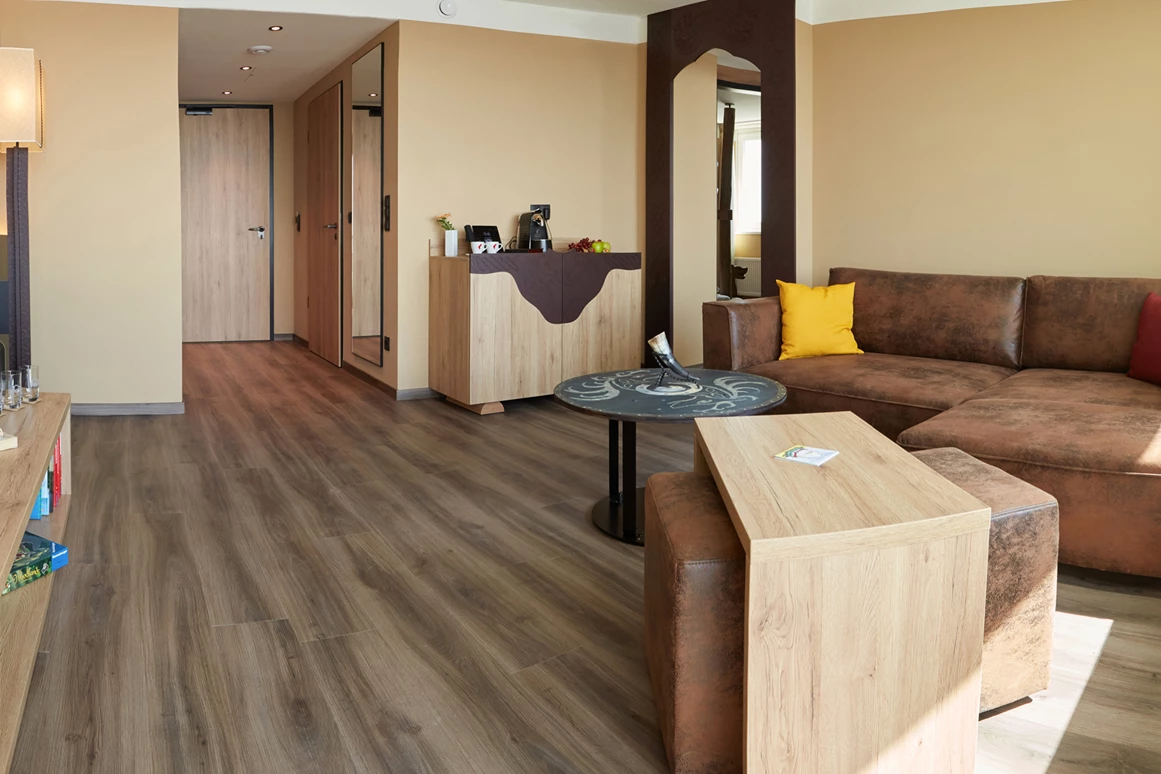 Urlaub-mit-Hund: Wohnzimmer aus der Familiensuite - Ostseehotel Midgard