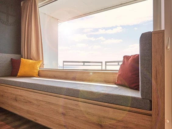 Urlaub-mit-Hund: Panoramabank aus dem Superior-Zimmer - Ostseehotel Midgard